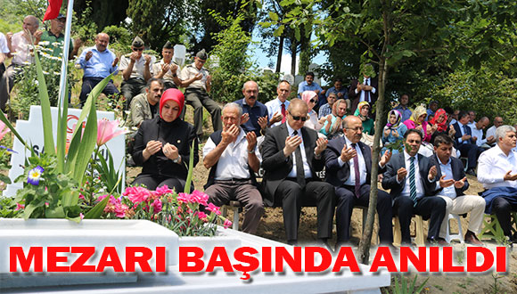 Mezarı Başında Anıldı