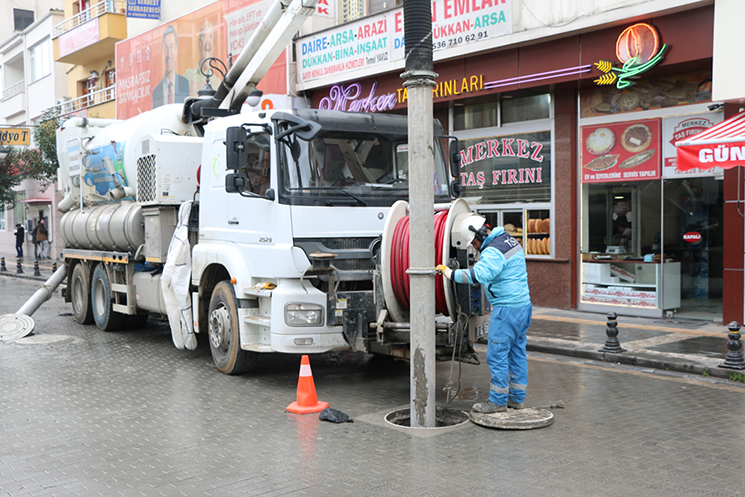 KANALİZASYON HATLARI TEMİZLENİYOR