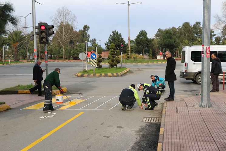 YAYA GEÇİDİ ÇİZGİLERİ BOYANIYOR