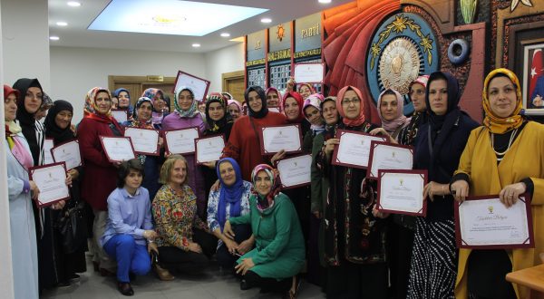 AK KADINLARA TEŞEKKÜR BELGESİ VERİLDİ