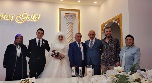 HÜSNA VE ONUR ÇİFTİNDEN ÖMÜRLÜK İMZA