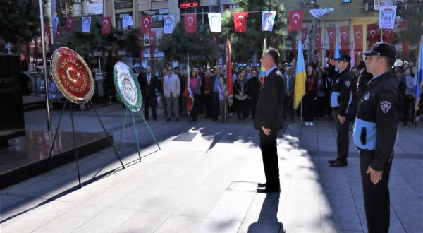 CUMHURİYET COŞKUSU ÇELENK SUNMA TÖRENİYLE BAŞLADI