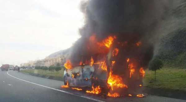 SEYİR HALİNDEKİ MİNİBÜS ALEV ALEV YANDI