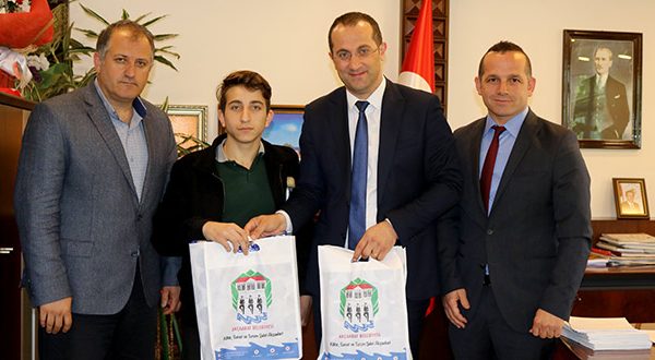 ŞAMPİYON SPORCUDAN BAŞKAN EKİM’E ZİYARET