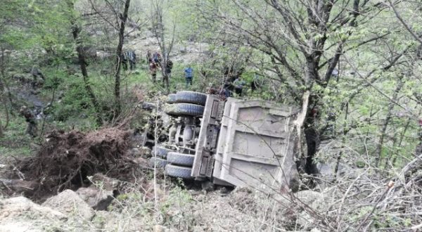 HAFRİYAT KAMYONU YUVARLANDI: 1 ÖLÜ