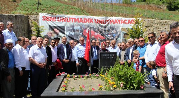 MUSTAFA CUMUR MEZARI BAŞINDA ANILDI