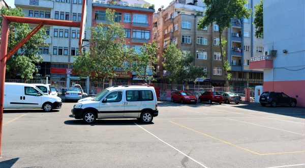 OKUL BAHÇELERİ YAZ AYLARINDA OTOPARK ALANI OLDU