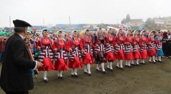 AKÇAABAT RENKLERE BÜRÜNDÜ, ŞENLENDİ