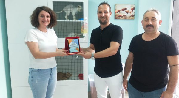 İYİ PARTİ AKÇAABAT İLÇE BAŞKANLIĞINDAN ANLAMLI PLAKET