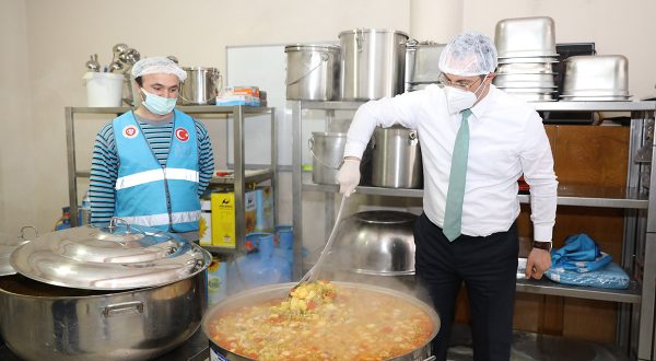 BELEDİYEDEN SICAK YEMEK DAĞITIMINA DESTEK