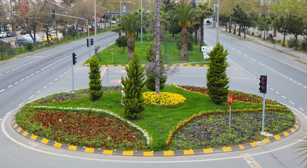 AKÇAABAT ÇİÇEKLERLE DONATILIYOR