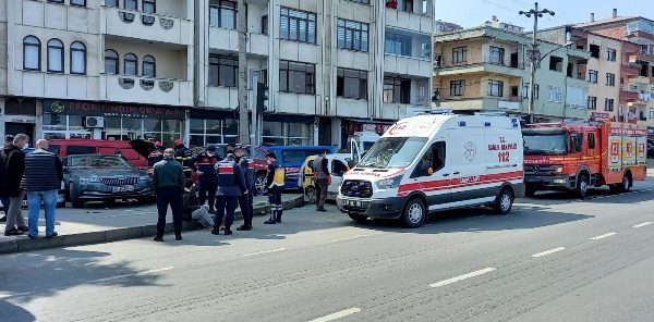 AKÇAABAT’TA TRAFİKTE KALP KRİZİ GEÇİRDİ! SÜRÜCÜ ÖLDÜ 4 KİŞİ YARALANDI