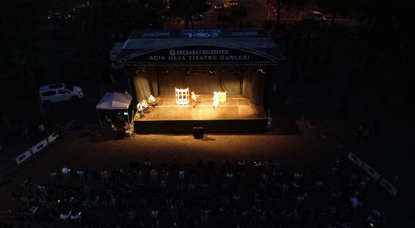 AÇIK HAVA TİYATRO GÜNLERİ’NE YOĞUN İLGİ DEVAM EDİYOR