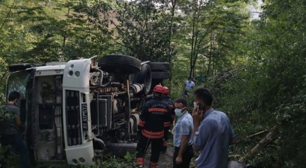 AKÇAABAT’TA ÇÖP KAMYONU KAZA YAPTI! 3 YARALI